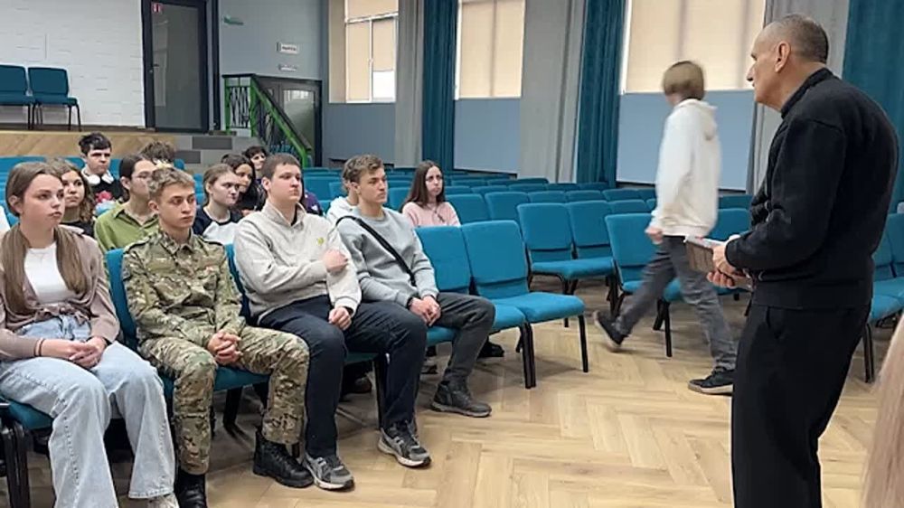 В Мелитополе ученики профильных классов Росгвардии встретились с известным мелитопольским краеведом и писателем