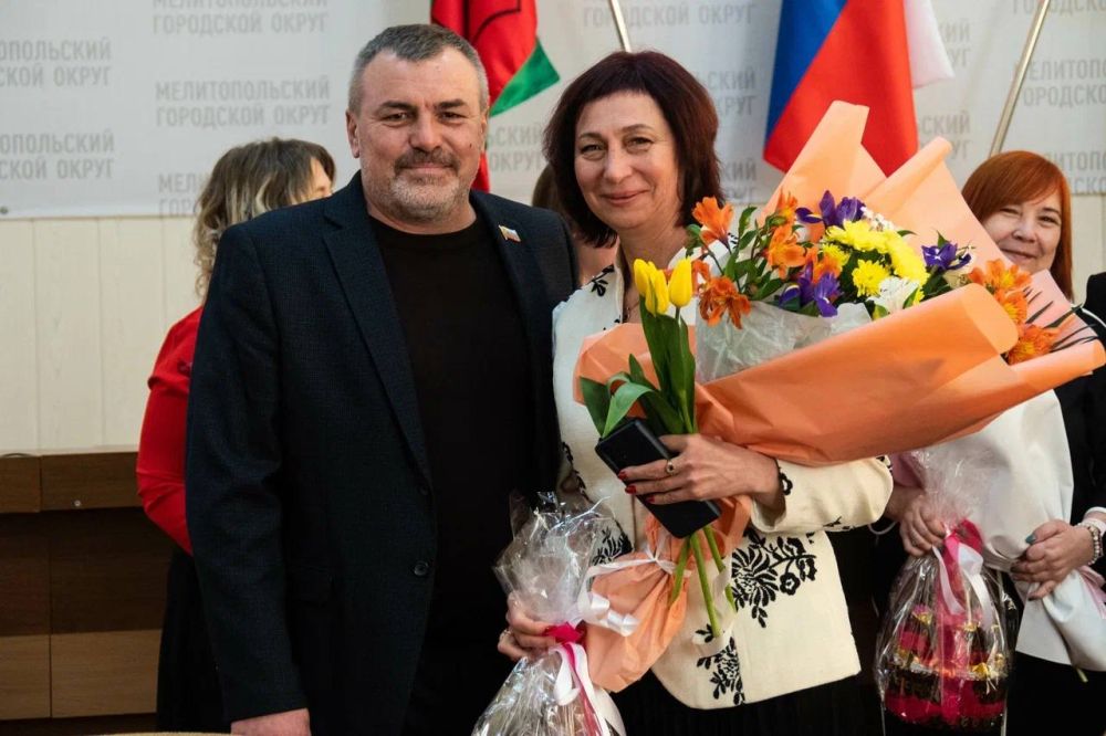 Сергей Золотарёв: Совместно с депутатским корпусом поздравил дорогих коллег, милых женщин, депутатов Мелитопольского городского Совета депутатов первого Созыва с Международным женским днём