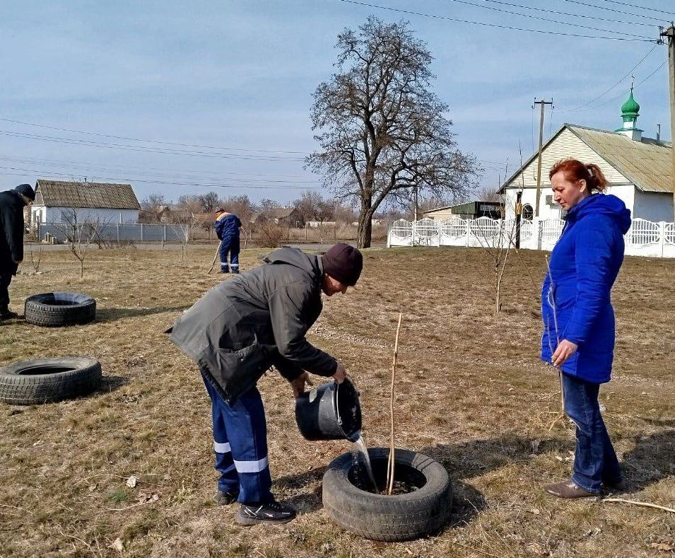 Сотрудники МУП «Жилсервис» провели работы по благоустройству территории в селе Светлодолинское Зареченского ТО