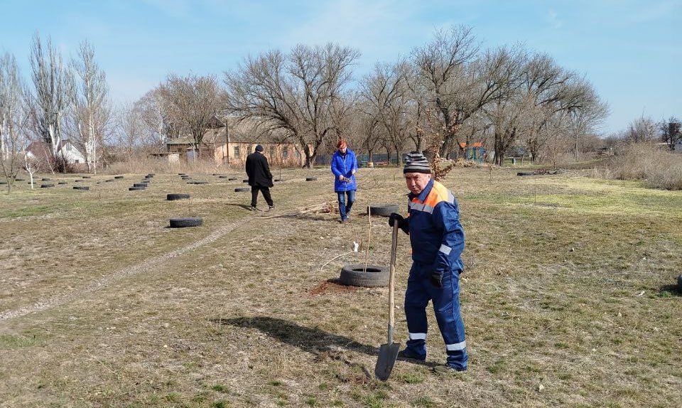 Сотрудники МУП «Жилсервис» провели работы по благоустройству территории в селе Светлодолинское Зареченского ТО
