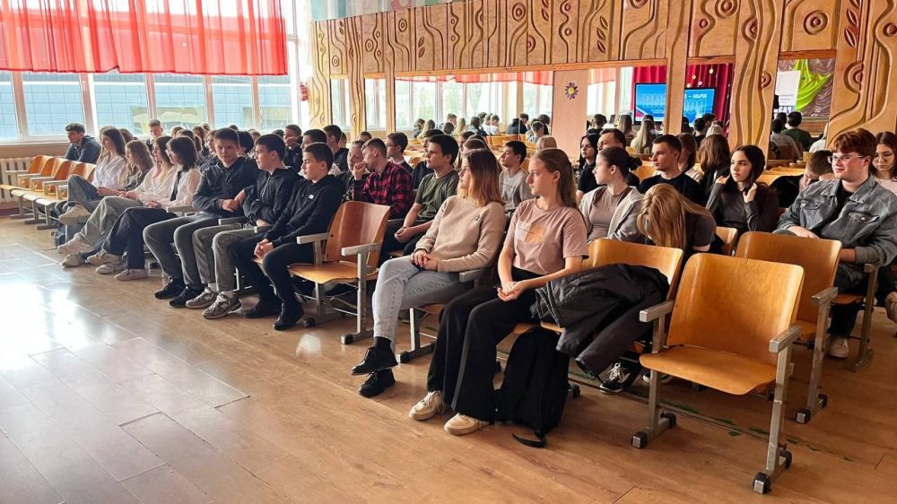 В стенах ГБУ ОО ЗО "СОШ № 1" прошёл Урок мужества, организованный МКУ "Управление культуры, спорта и молодёжной политики" администрации городского округа Мелитополь