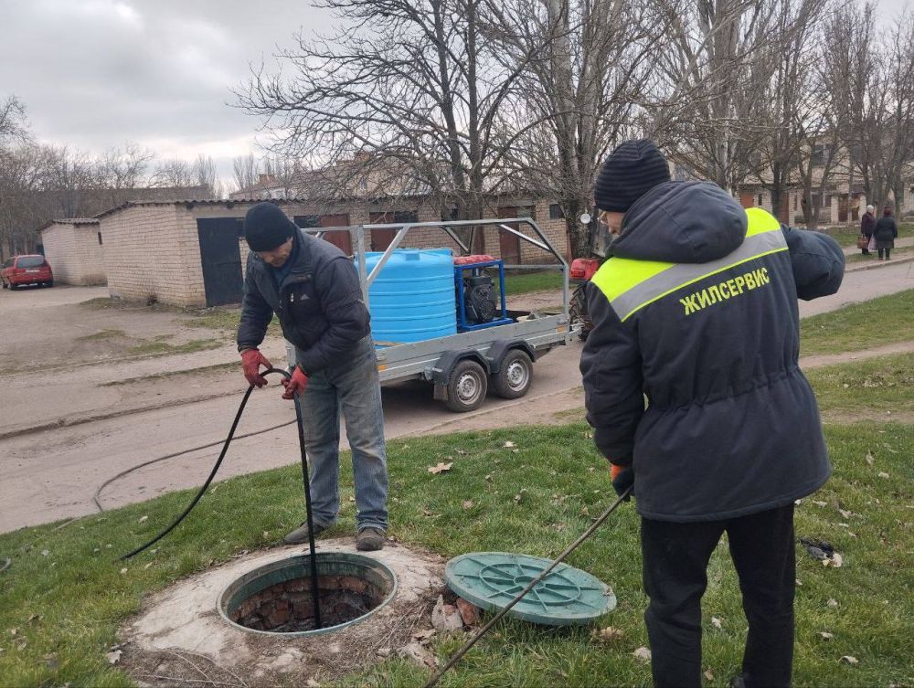 Сотрудники МУП «Жилсервис» очистили канализационные стоки в посёлке Фруктовое Сотрудники МУП «Жилсервис» очистили канализационные стоки в посёлке Фруктовое