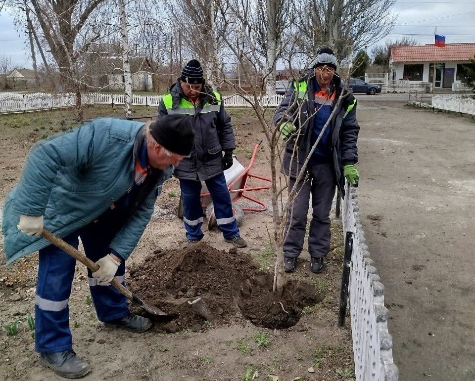 Сотрудники МУП «Жилсервис» продолжают благоустраивать село Светлодолинское