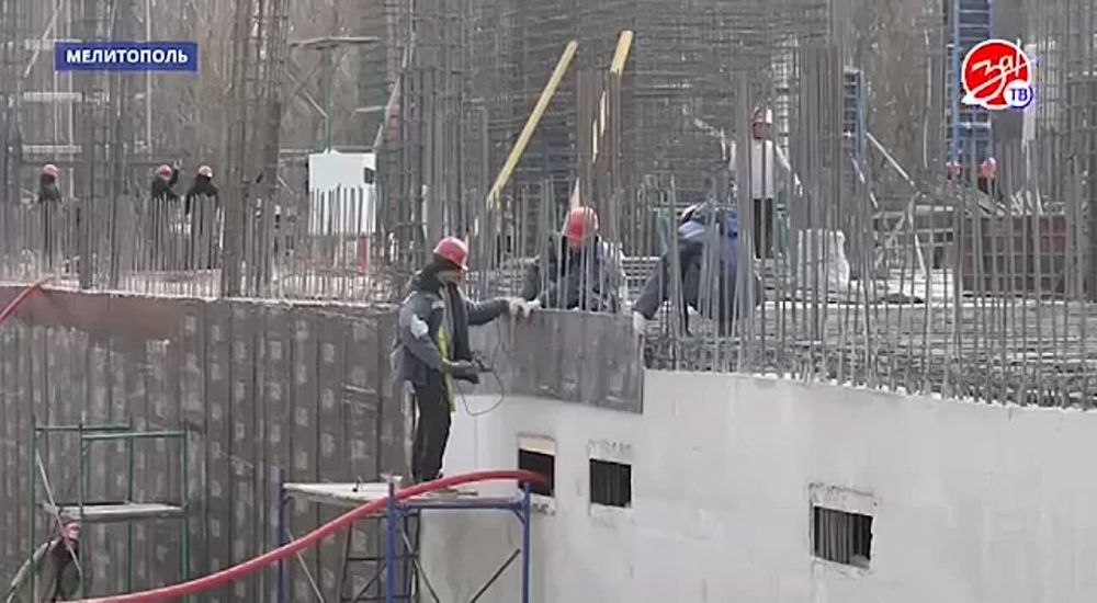 Более 500 человек трудятся, чтобы успеть сдать в срок областную детскую больницу в Мелитополе