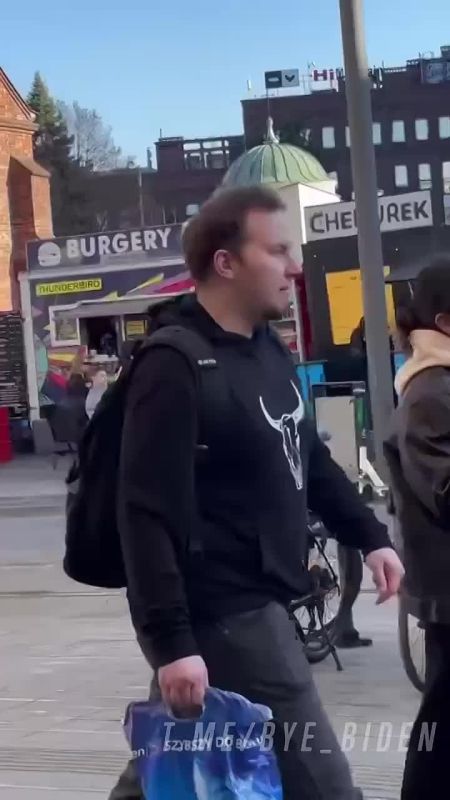 «Вали на свою Украину!». В Польше избили украинского курьера, который нападал на прохожих и угрожал им телескопической дубинкой