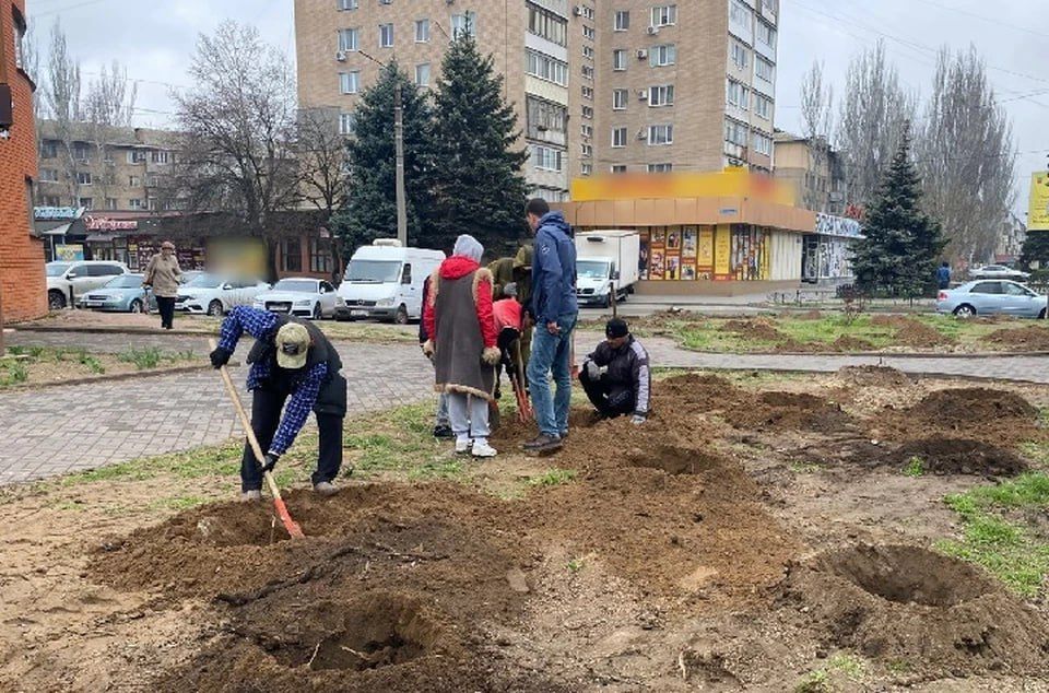 В Мелитополе озеленяют территорию вдоль торговых павильонов