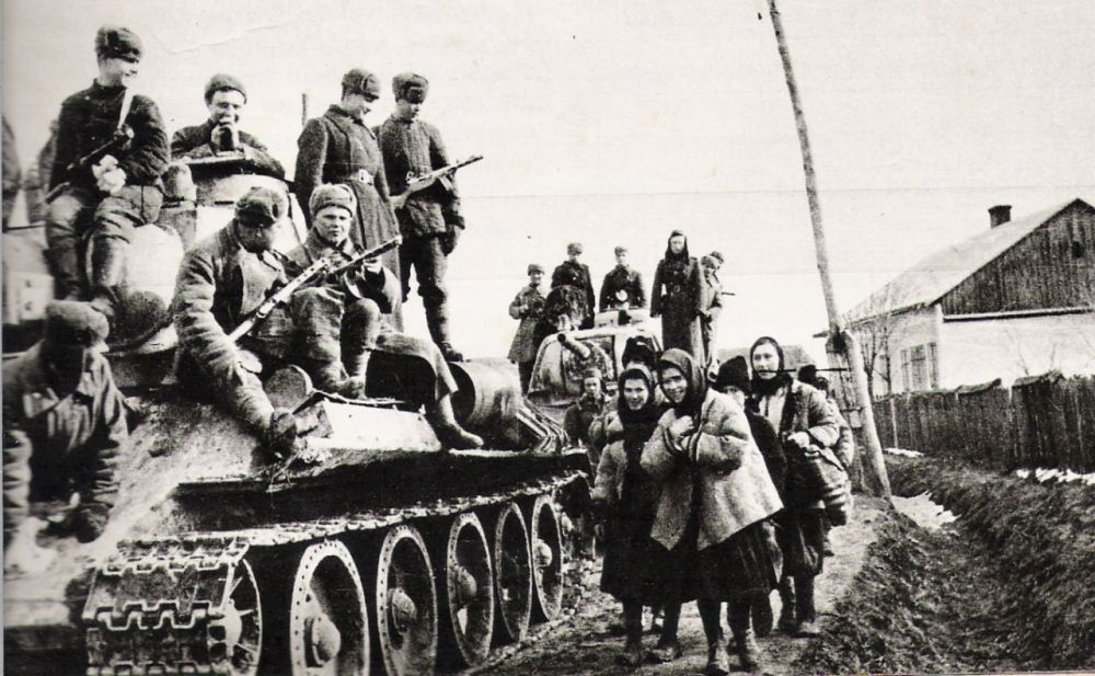 #100. 3       1942 :            ,   370    