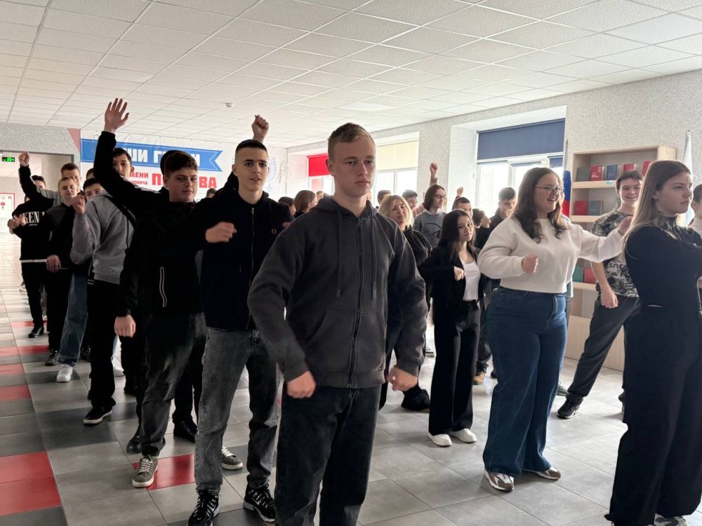 БЫТЬ ЗДОРОВЫМ - ЗДОРОВО. В ГБУ ОО ЗО «СОШ №8 им. дважды Героя Советского Союза Петрова В.С» г. Мелитополь в рамках предметной недели физической культуры и Всемирного Дня здоровья учителя физкультуры Мягков П.С. и Корус С.А....