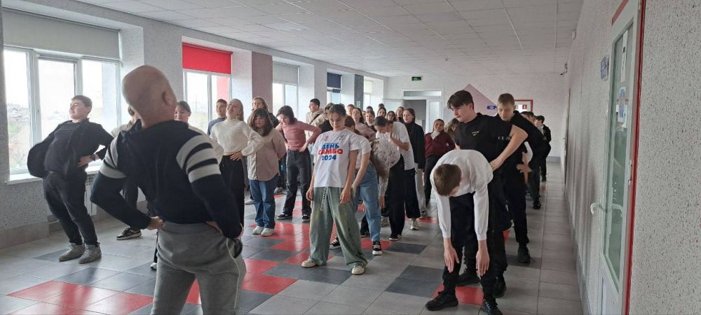 БЫТЬ ЗДОРОВЫМ - ЗДОРОВО. В ГБУ ОО ЗО «СОШ №8 им. дважды Героя Советского Союза Петрова В.С» г. Мелитополь в рамках предметной недели физической культуры и Всемирного Дня здоровья учителя физкультуры Мягков П.С. и Корус С.А....
