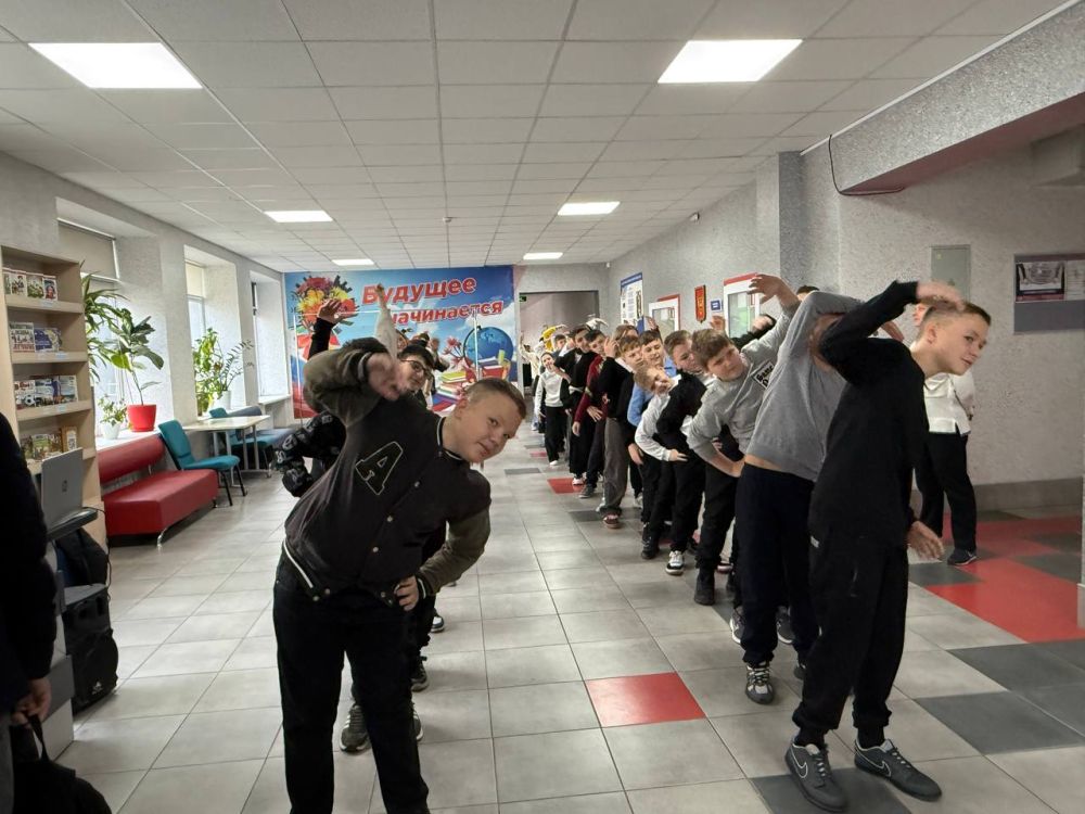 БЫТЬ ЗДОРОВЫМ - ЗДОРОВО. В ГБУ ОО ЗО «СОШ №8 им. дважды Героя Советского Союза Петрова В.С» г. Мелитополь в рамках предметной недели физической культуры и Всемирного Дня здоровья учителя физкультуры Мягков П.С. и Корус С.А....