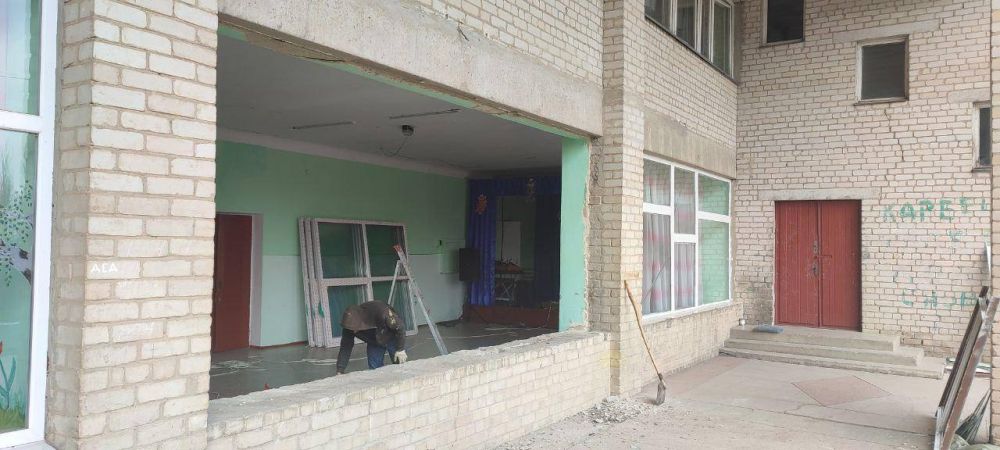 Во Фруктовском Доме культуры шефы из Севастополя заменят окна