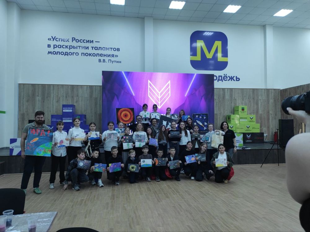 Мастер-класс по живописи &quot;Рисую космос&quot; посетили ученики 5-6 классов ГБУ ОО ЗО &quot;Константиновская СОШ№3&quot; г.о. Мелитополь в Министерстве по молодежной политике Запорожской области благодаря инициативе активистов &quot;Юг молодой&quot;