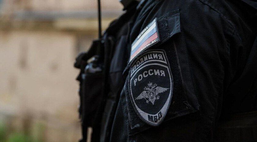 Избили и ограбили прохожего