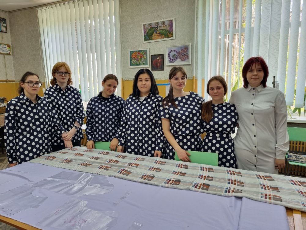 Помощь колледжам. При поддержке Министерства образования и науки Запорожской области, директор ИП Голосов Андрей Сергеевич из Мытищ и директор ООО &quot;Дом моды Виктории Андреяновой&quot; Виктория Владимировна Андреянова...