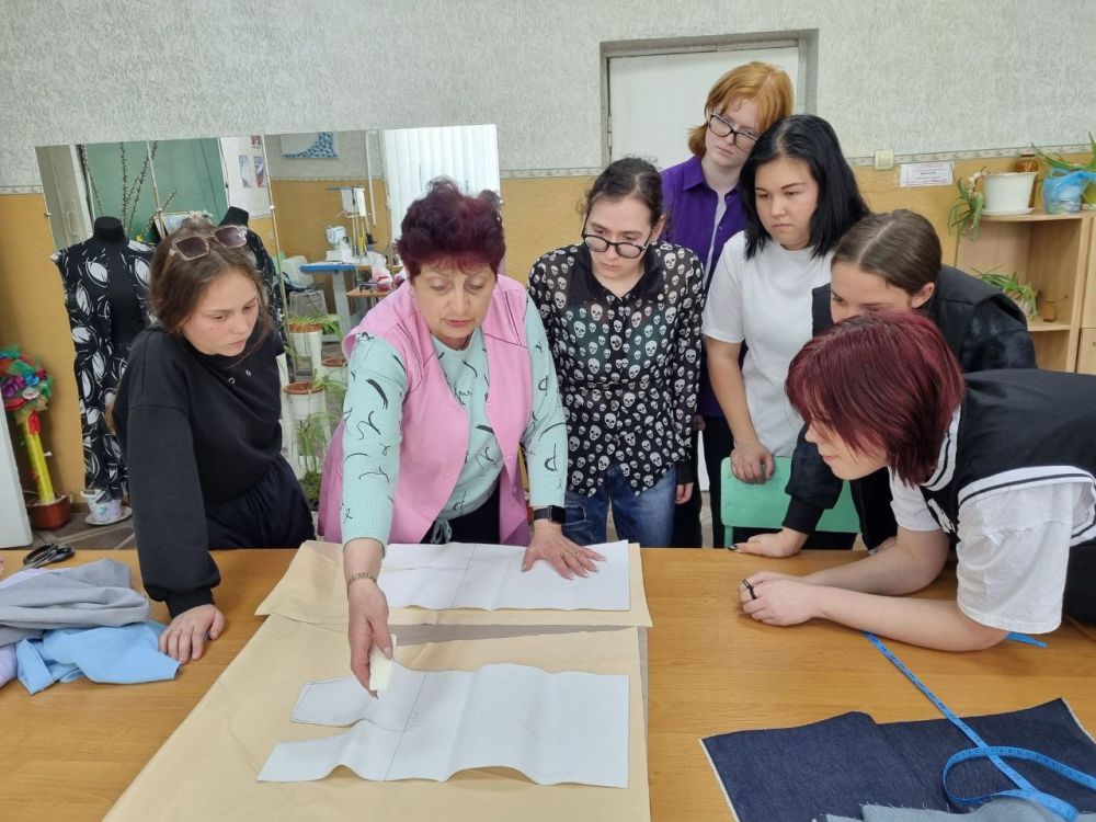 Помощь колледжам. При поддержке Министерства образования и науки Запорожской области, директор ИП Голосов Андрей Сергеевич из Мытищ и директор ООО &quot;Дом моды Виктории Андреяновой&quot; Виктория Владимировна Андреянова...