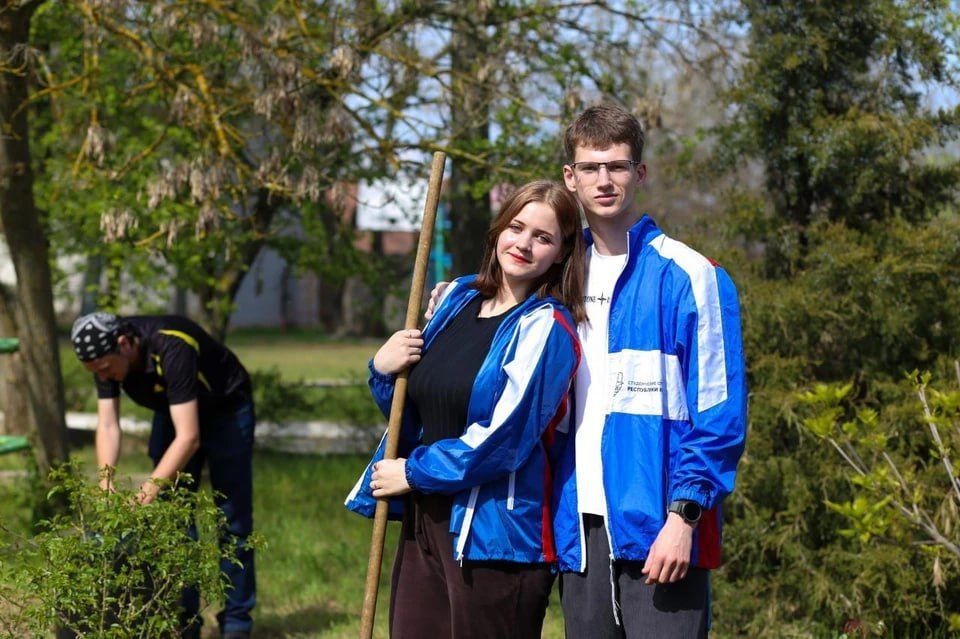 Студенты МелГУ привели в порядок мемориал Героям Великой