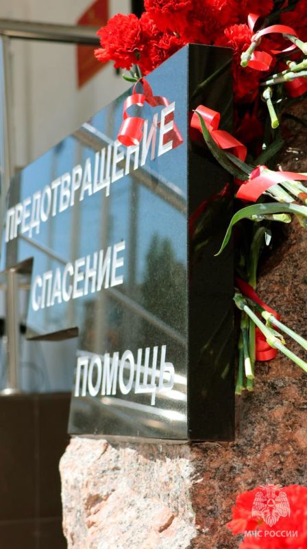 Памятный монумент героям огненного фронта в День пожарной охраны открыли в Запорожской области