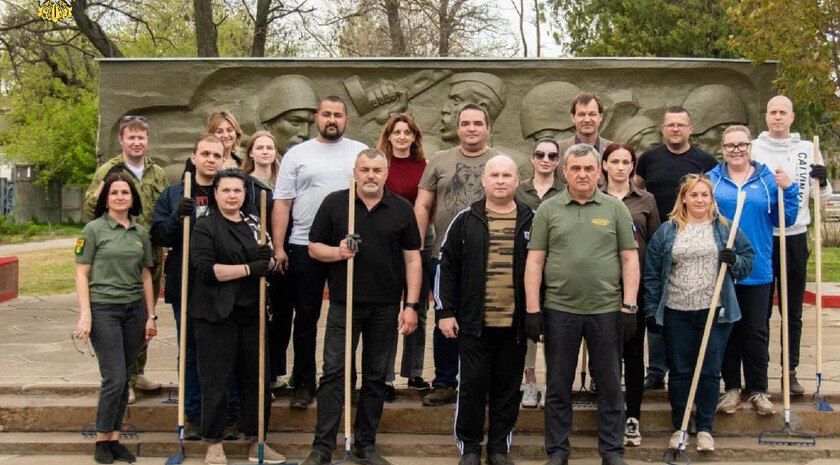 В Мелитополе убрались у памятника воинам — работникам завода «Мелитопольский компрессор»