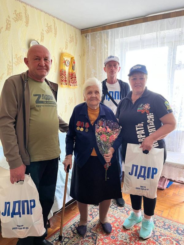 Координатор ГО ЛДПР Мелитополя Марина Маслюх и активисты поздравили Александру Андреевну Целовальникову с Днём Победы!