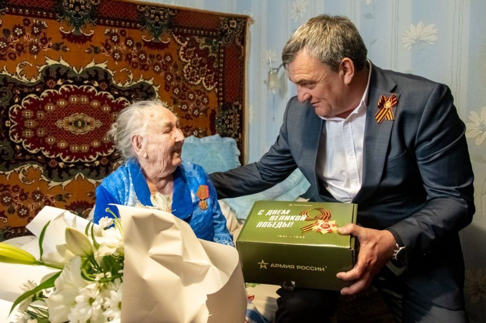 В преддверии 80-летия Победы мелитопольских ветеранов чествуют наградами и подарками