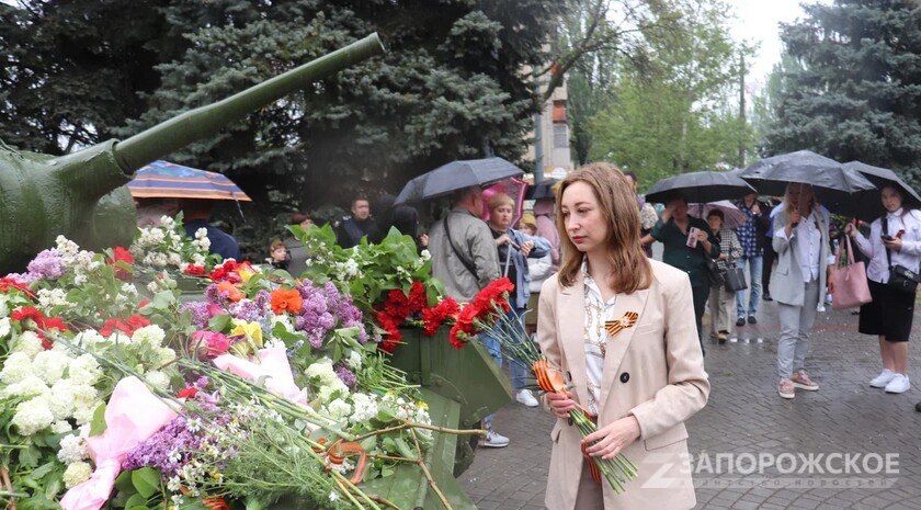 Мелитополь встретил День Победы массовым посещением Братской могилы в центре города