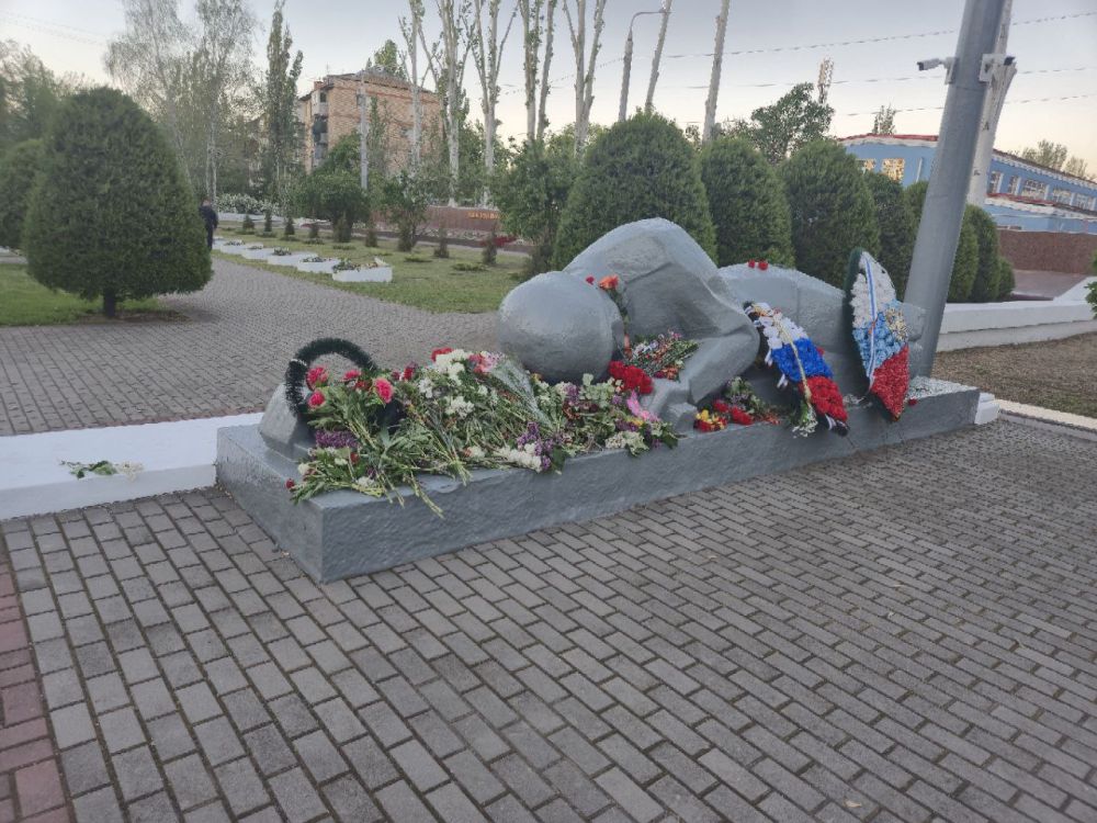 Братское кладбище в Мелитополе все усыпано цветами после празднования 80-летия Великой Победы