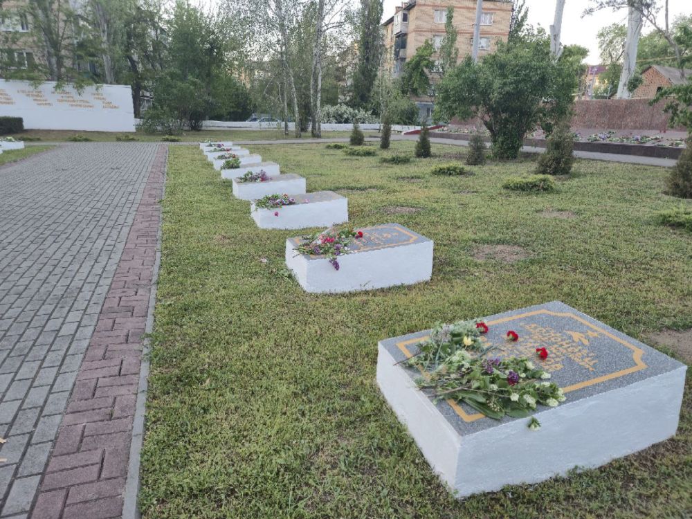 Братское кладбище в Мелитополе все усыпано цветами после празднования 80-летия Великой Победы