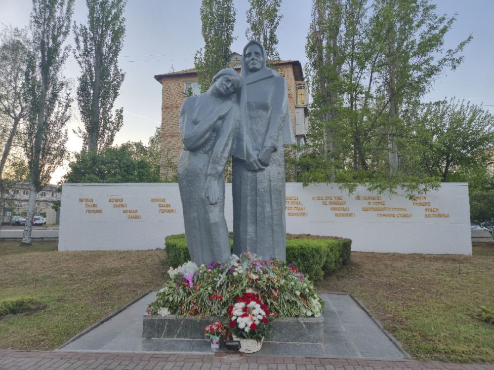 Братское кладбище в Мелитополе все усыпано цветами после празднования 80-летия Великой Победы