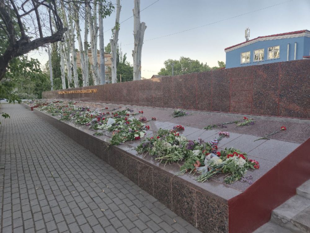 Братское кладбище в Мелитополе все усыпано цветами после празднования 80-летия Великой Победы