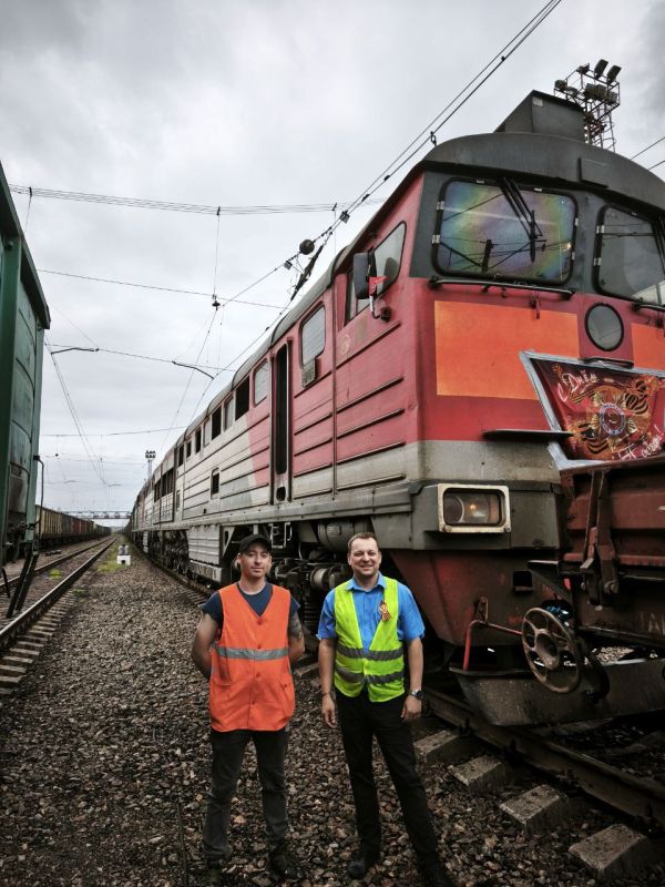 9 мая председатель профсоюзной организации Мелитопольского локомотивного депо, машинист тепловоза Андрей Савинков совместно со своим помощником Данилом Сыпко проведут грузовой поезд на участке Волноваха - Федоровка 9 мая председатель профсоюзной организации Мелитопольского локомотивного депо, машинист тепловоза Андрей Савинков совместно со своим помощником Данилом Сыпко проведут грузовой поезд на участке Волноваха - Федоровка