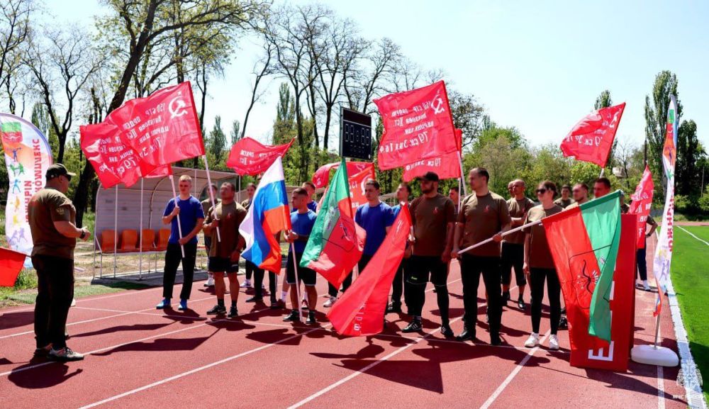 В Мелитополе сотрудники МЧС России по Запорожской области приняли участие в памятном забеге, посвященном 80-летию Победы в Великой Отечественной войне
