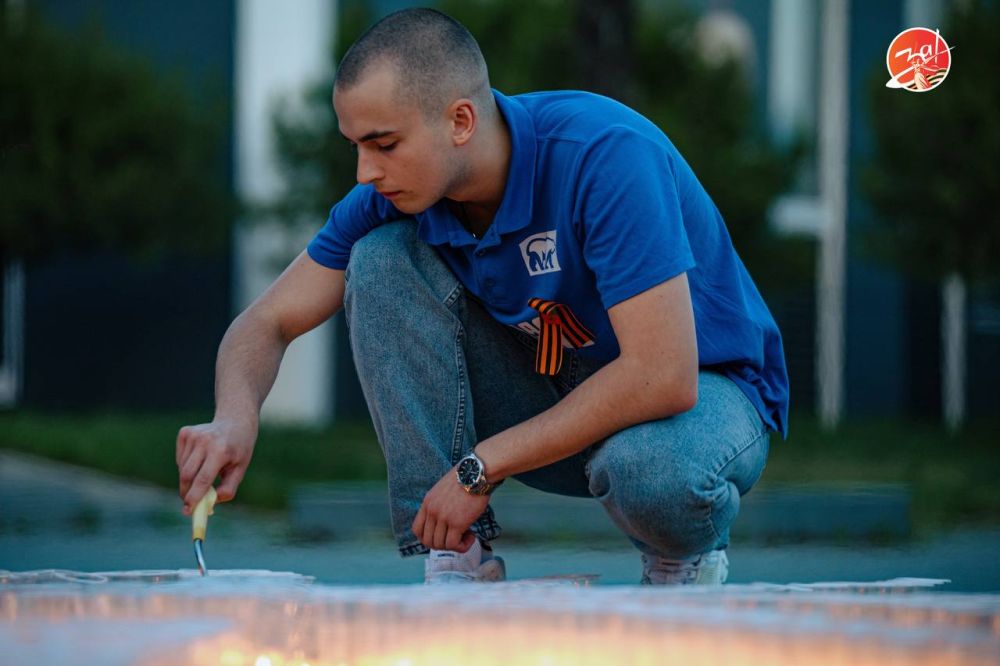 В Запорожской области активисты молодёжных движений в честь юбилея Победы зажгли тысячи свечей