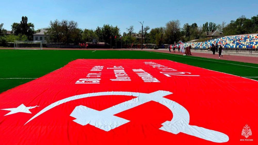 В Мелитополе сотрудники МЧС России по Запорожской области приняли участие в памятном забеге, посвященном 80-летию Победы в Великой Отечественной войне