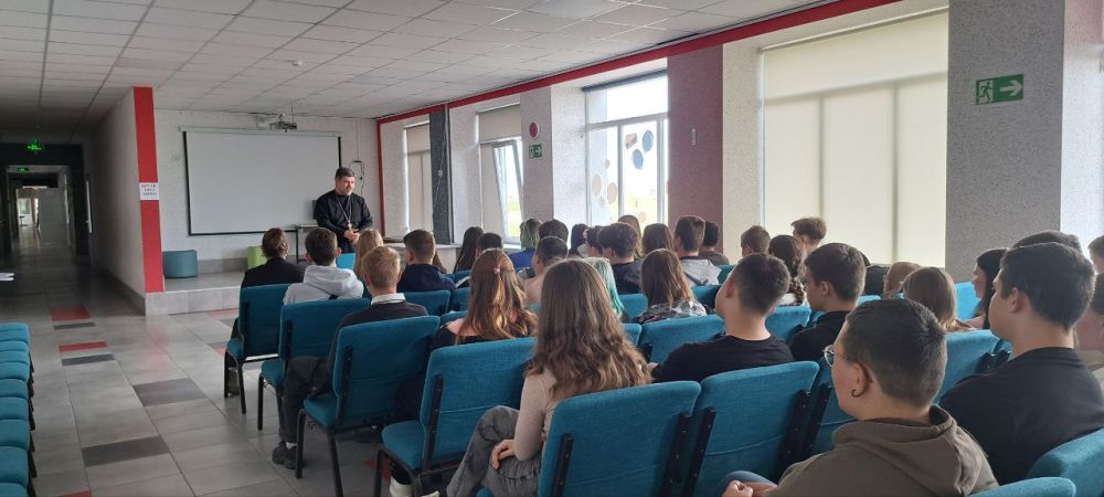 Напутственное слово, произнесённое иереем Романом, настоятелем храма во имя Святого Апостола Луки, для выпускников ГБУ ОО ЗО «СОШ №8 им. дважды Героя Советского Союза Петрова В. С.» г. Мелитополь