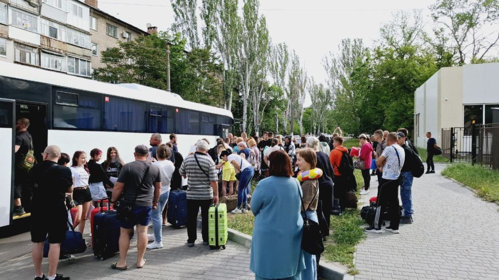 Сегодня 80 обучающихся Запорожской области отправились в Волгоград на первую летнюю патриотическую смену