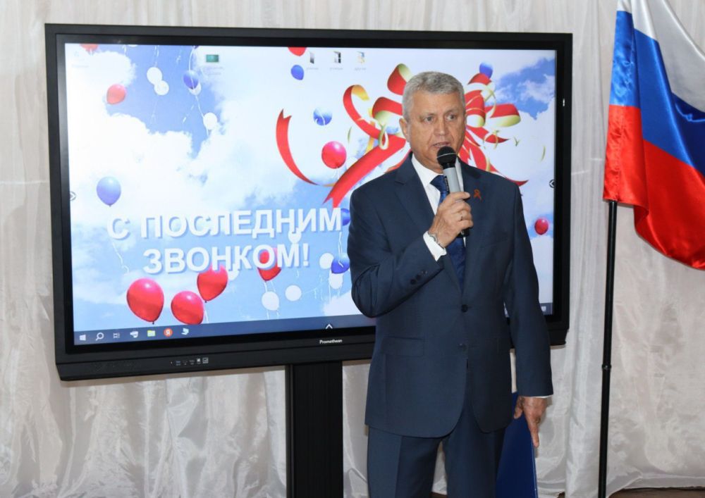Председатель Законодательного Собрания Запорожской области посетил последний звонок в одной из школ Мелитополя