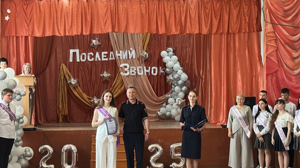 Сотрудники Госавтоинспекции города Мелитополя приняли участие в праздничном школьном мероприятии «Последний звонок»