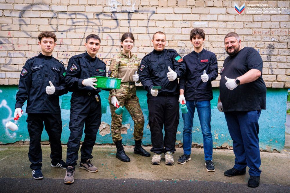Говорим «нет» наркотикам не на словах, а делом: Мелитопольские активисты убирают опасные послания с фасадов зданий