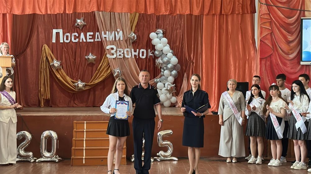 Сотрудники Госавтоинспекции города Мелитополя приняли участие в праздничном школьном мероприятии «Последний звонок»