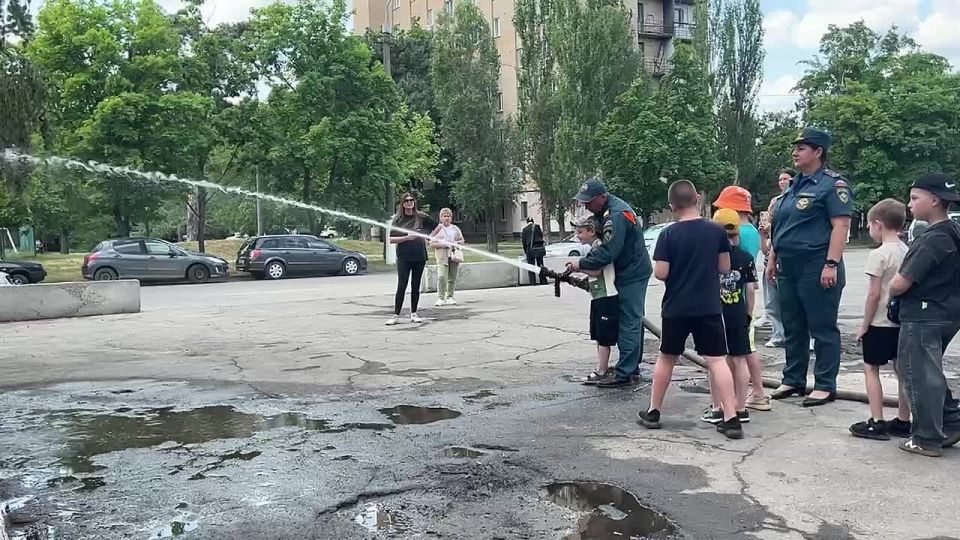 Сегодня учащиеся начальной школы ГБОУ СОШ №24 им. участника СВО Твердого Игоря Васильевича побывали на экскурсии в 1-й пожарно-спасательной части города Мелитополя