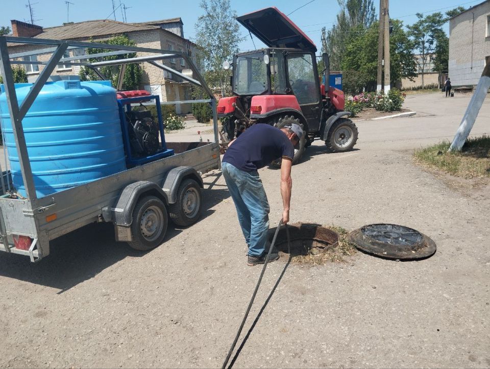 Сотрудники МУП "Жилсервис" провели работы по прочистке канализационных колодцев в посёлке Фруктовое