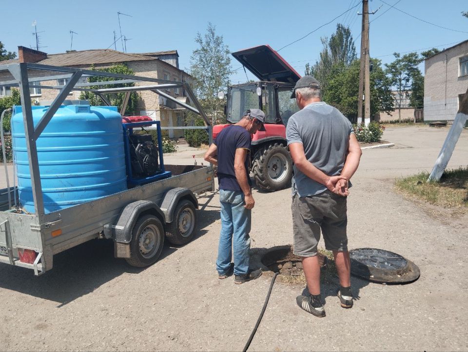 Сотрудники МУП "Жилсервис" провели работы по прочистке канализационных колодцев в посёлке Фруктовое Сотрудники МУП "Жилсервис" провели работы по прочистке канализационных колодцев в посёлке Фруктовое