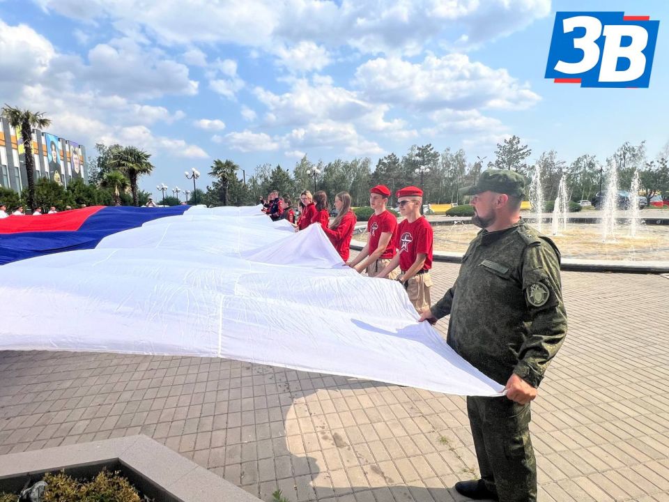 В Мелитополе развернули огромный триколор