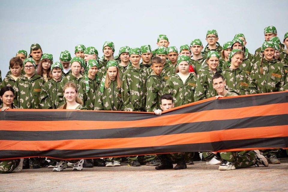 Сборная команда юнармейцев Запорожской области «Патриот», учащиеся Константиновской СОШ №2 им. Героя Советского Союза П. Т. Одинца г.о. Мелитополь, Бердянской школы №20, Мелитопольской школы №8, отпраздновали День России в... Сборная команда юнармейцев Запорожской области «Патриот», учащиеся Константиновской СОШ №2 им. Героя Советского Союза П. Т. Одинца г.о. Мелитополь, Бердянской школы №20, Мелитопольской школы №8, отпраздновали День России в...