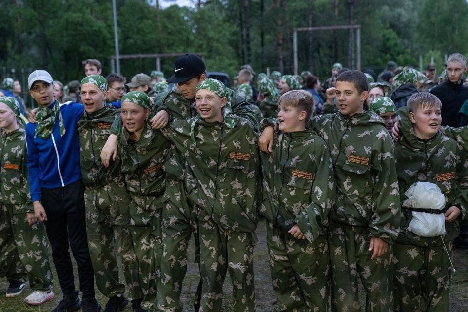 Сборная команда юнармейцев Запорожской области «Патриот», учащиеся Константиновской СОШ №2 им. Героя Советского Союза П. Т. Одинца г.о. Мелитополь, Бердянской школы №20, Мелитопольской школы №8, отпраздновали День России в... Сборная команда юнармейцев Запорожской области «Патриот», учащиеся Константиновской СОШ №2 им. Героя Советского Союза П. Т. Одинца г.о. Мелитополь, Бердянской школы №20, Мелитопольской школы №8, отпраздновали День России в...