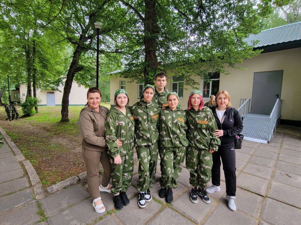 Сборная команда юнармейцев Запорожской области «Патриот», учащиеся Константиновской СОШ №2 им. Героя Советского Союза П. Т. Одинца г.о. Мелитополь, Бердянской школы №20, Мелитопольской школы №8, отпраздновали День России в... Сборная команда юнармейцев Запорожской области «Патриот», учащиеся Константиновской СОШ №2 им. Героя Советского Союза П. Т. Одинца г.о. Мелитополь, Бердянской школы №20, Мелитопольской школы №8, отпраздновали День России в...