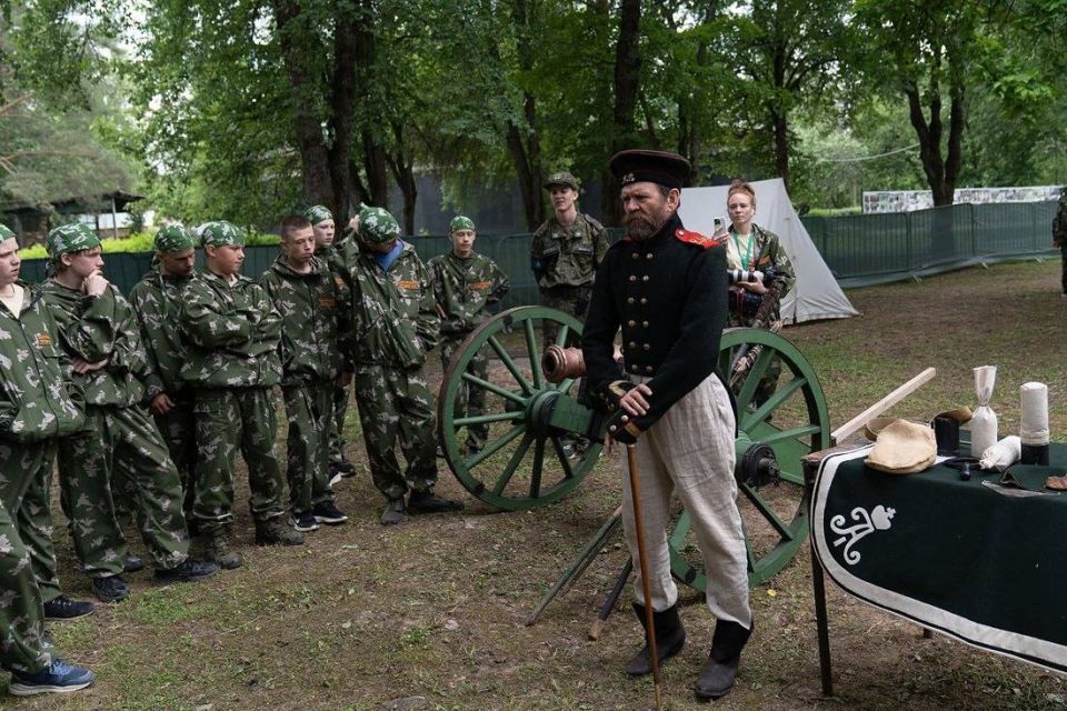 Сборная команда юнармейцев Запорожской области «Патриот», учащиеся Константиновской СОШ №2 им. Героя Советского Союза П. Т. Одинца г.о. Мелитополь, Бердянской школы №20, Мелитопольской школы №8, отпраздновали День России в... Сборная команда юнармейцев Запорожской области «Патриот», учащиеся Константиновской СОШ №2 им. Героя Советского Союза П. Т. Одинца г.о. Мелитополь, Бердянской школы №20, Мелитопольской школы №8, отпраздновали День России в...