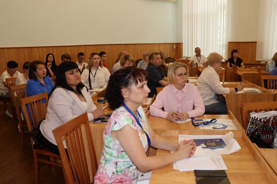 Представители службы занятости населения Запорожской области приняли активное участие в выездной сессии «ДПО как инструмент подготовки кадров для современного рынка труда», прошедшей на площадке Мелитопольского... Представители службы занятости населения Запорожской области приняли активное участие в выездной сессии «ДПО как инструмент подготовки кадров для современного рынка труда», прошедшей на площадке Мелитопольского...