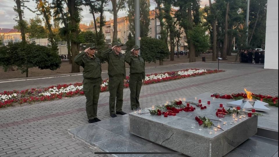 Офицеры следственного управления СК России по Запорожской области приняли участие в акции «Свеча памяти», приуроченной ко Дню памяти и скорби Офицеры следственного управления СК России по Запорожской области приняли участие в акции «Свеча памяти», приуроченной ко Дню памяти и скорби