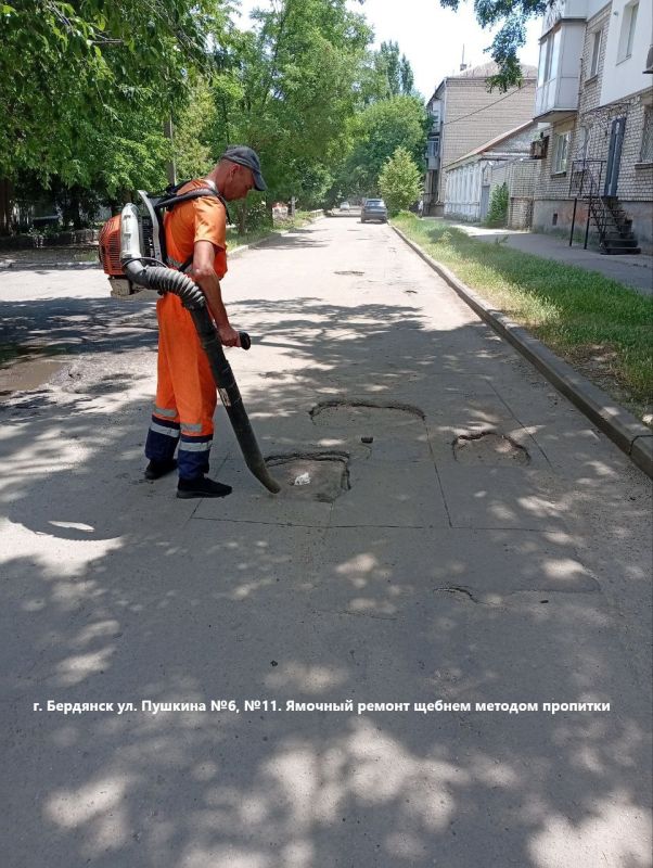 В Мелитополе и Приазовском проводят ямочный ремонт дорожного покрытия